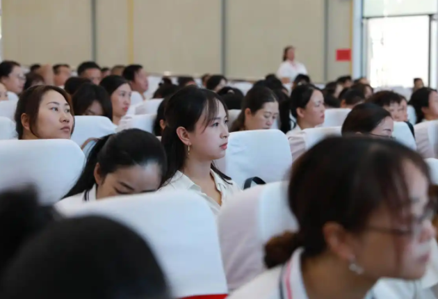 教师们则在专属课堂上快速把握从备课技巧到班级办理的实战秘