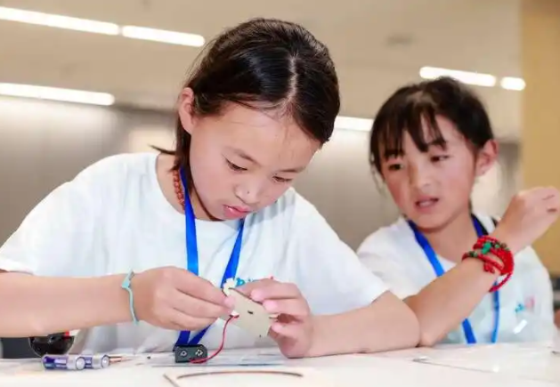 抓住暑期教学空档期进行硬化改造为师生日常通行增添了安全保