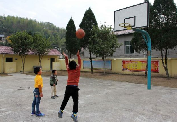 照亮了无数深山学子前行的路也辉映着新时代村庄教育的期望之光