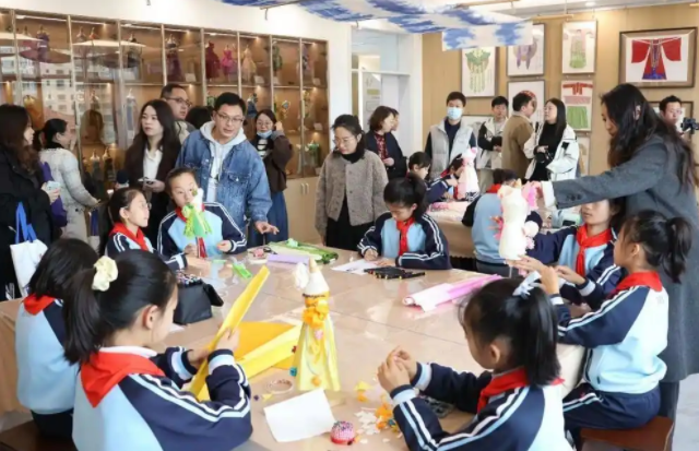 学生课堂上的专心投入文明有序生动展现了校园养成教育的育人成效