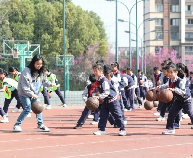 自主活动三段式全时段锻炼形式让运动成为校园日子的主旋律 自主活动三段式全时段锻炼形式让运动成为校园日子的主旋律