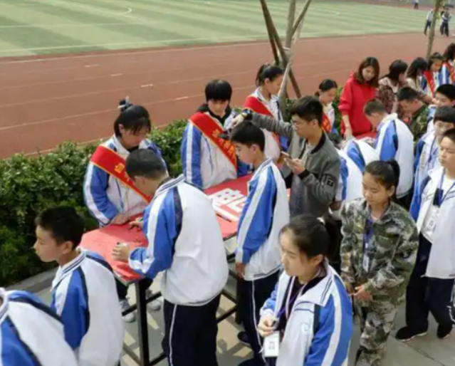 将课作为学生成长核心课程推进教育融入讲堂教育全过程